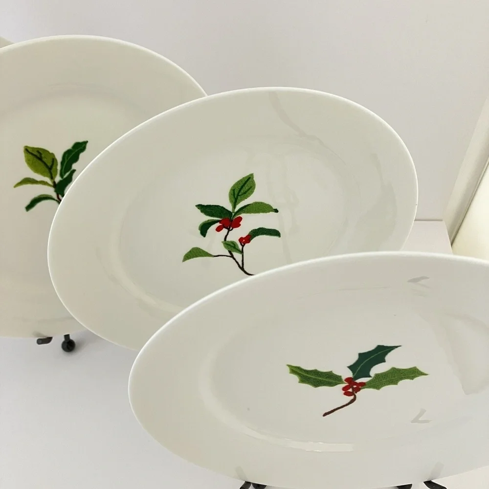 Acorn Berry Plates Set of Four from Crate & Barrel Fine Bone China RARE xmas S/4